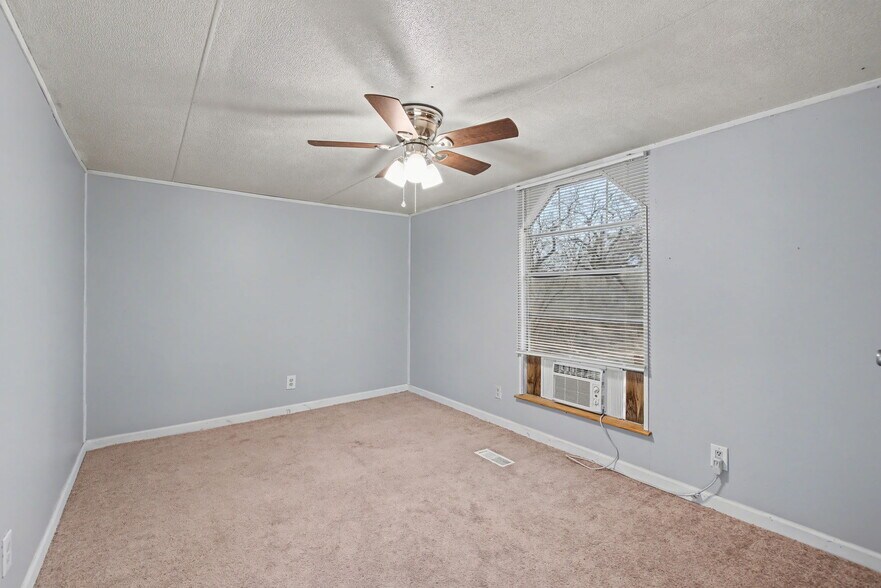 More Photos Of 919 Austin St, Kingsland Flex For Sale