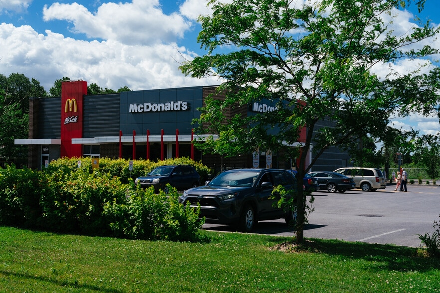 More Photos Of 7505 Grande Allée, Brossard Unknown For Lease