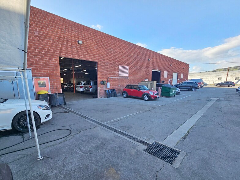 More Photos Of 2420-2424 Ontario St, Burbank Warehouse For Lease
