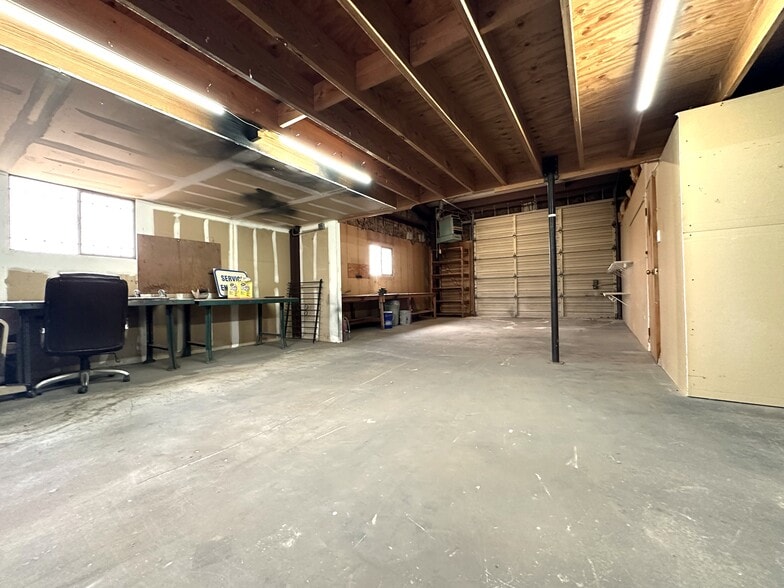 More Photos Of 16 NW 65th St, Oklahoma City Light Manufacturing For Lease