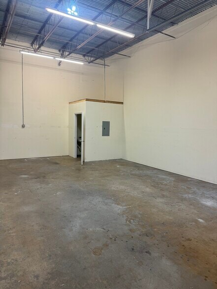 More Photos Of 10026 Spanish Isle Blvd, Boca Raton Warehouse For Lease