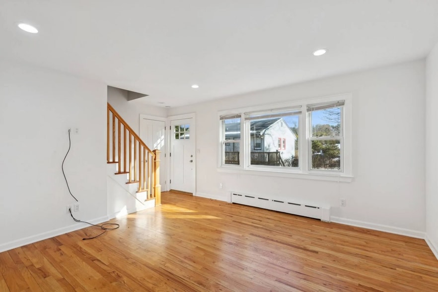 More Photos Of 87 North Rd, Hampton Bays Storefront Retail Residential For Sale