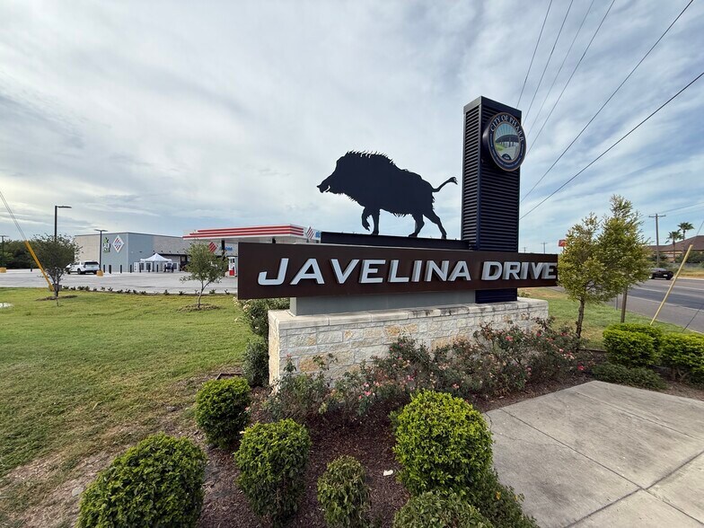 More Photos Of 3501 S Cage Blvd, Pharr Service Station For Sale