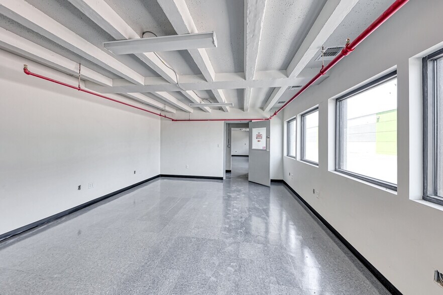 More Photos Of 190 S 4th St, Henderson Manufacturing For Lease