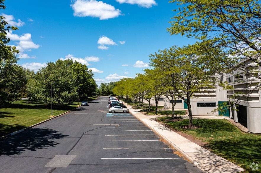 More Photos Of 400 Apgar Dr, Somerset Warehouse For Lease