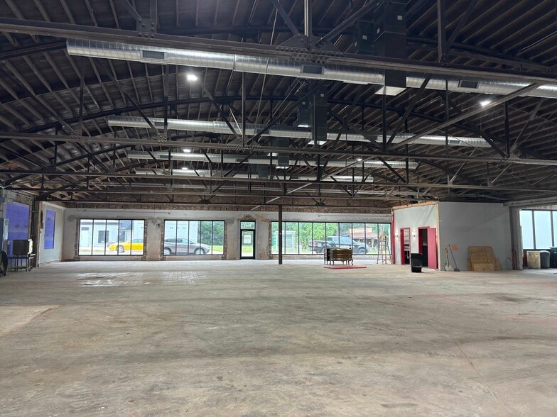 More Photos Of 9101 N Western Ave, Oklahoma City Showroom For Lease