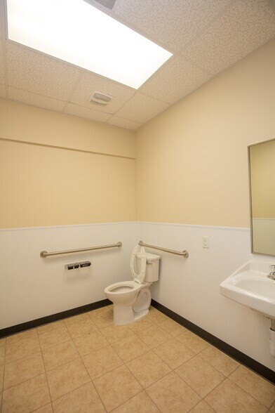 More Photos Of 3642 Bacor Rd, Houston Warehouse For Lease