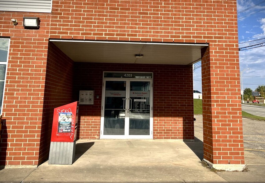More Photos Of 4203 Rue King O, Sherbrooke Freestanding For Lease