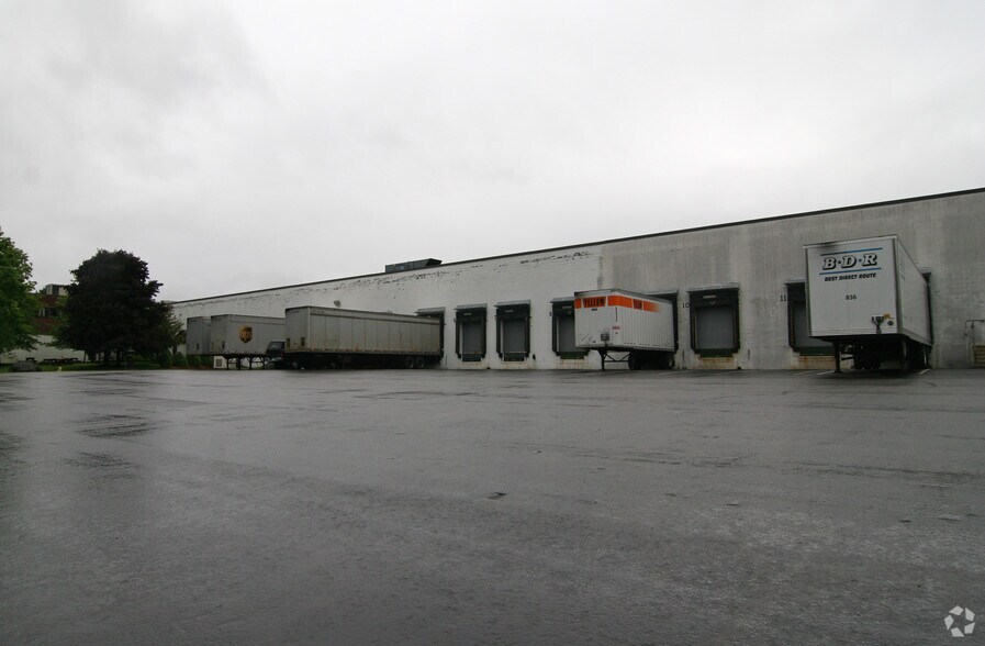 More Photos Of 1 Vose Farm Rd, Peterborough Distribution For Lease