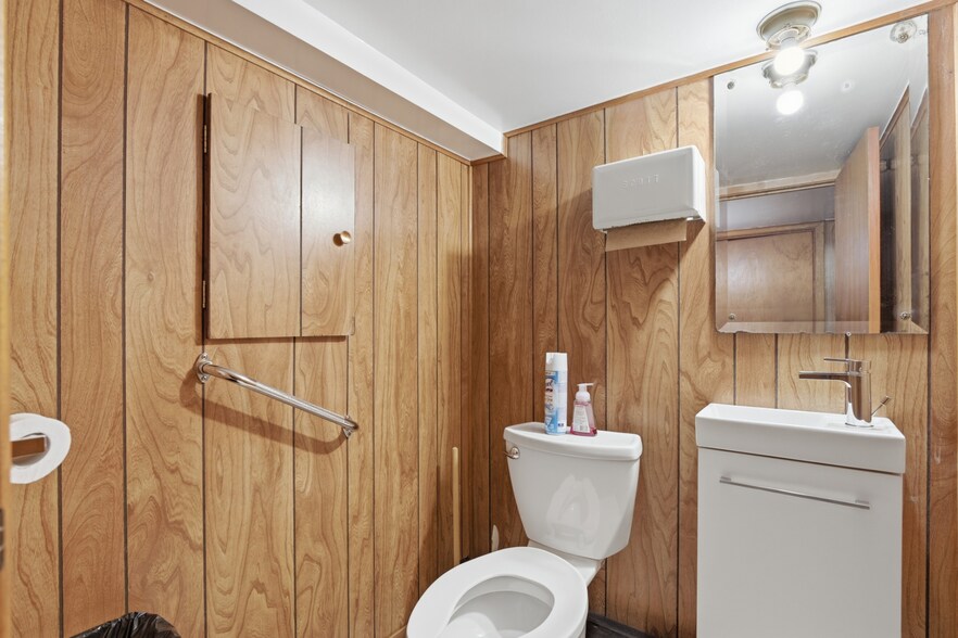 More Photos Of 29 Jarvis St, Fort Erie Office For Sale