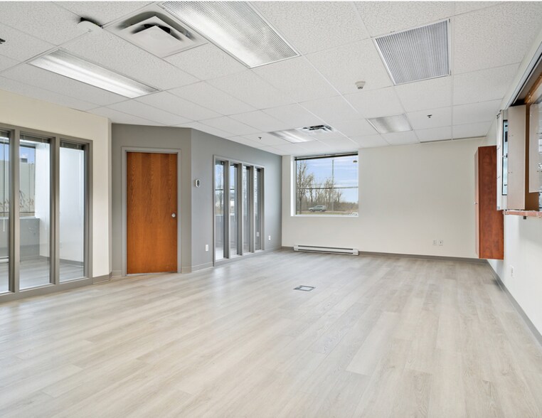 More Photos Of 1555 Boul Lionel-Boulet, Varennes Office For Lease