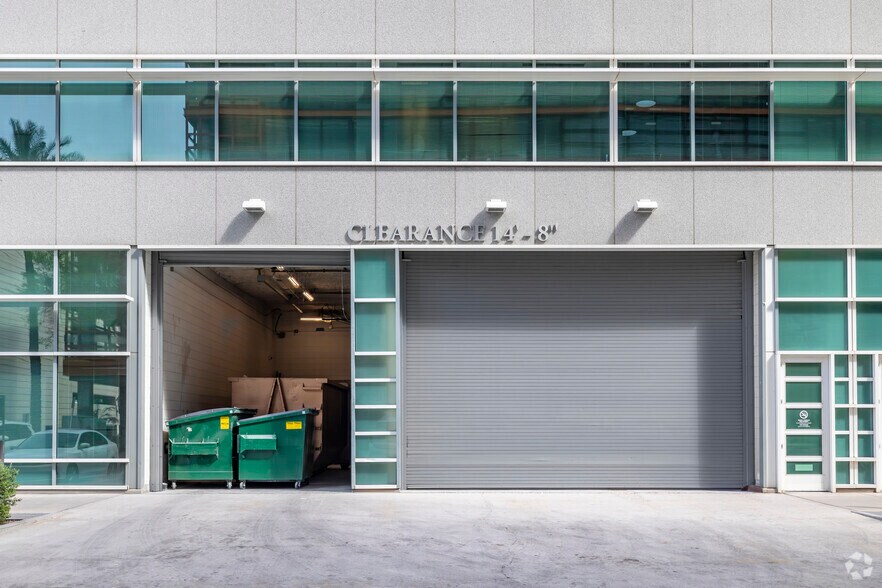 More Photos Of 2375 E Camelback Rd, Phoenix Office For Lease