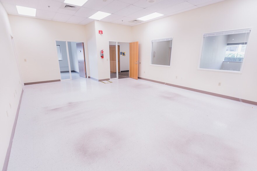 More Photos Of 1505 Westec Dr, Eugene Flex For Lease