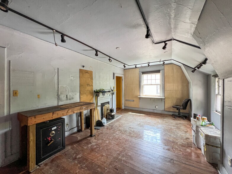 More Photos Of 1 Swan St, Asheville Freestanding For Sale