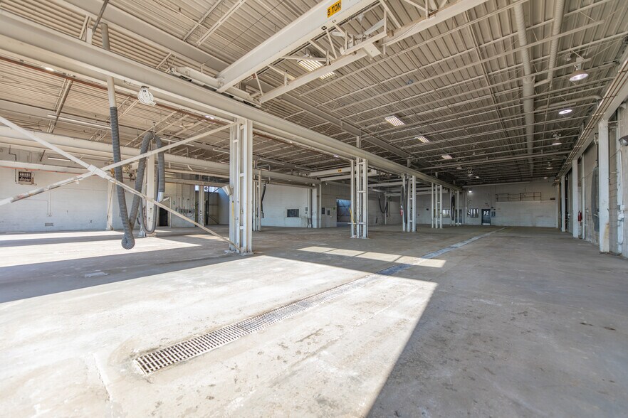 Primary Photo Of 1075 Clark Blvd, Brampton Warehouse For Lease