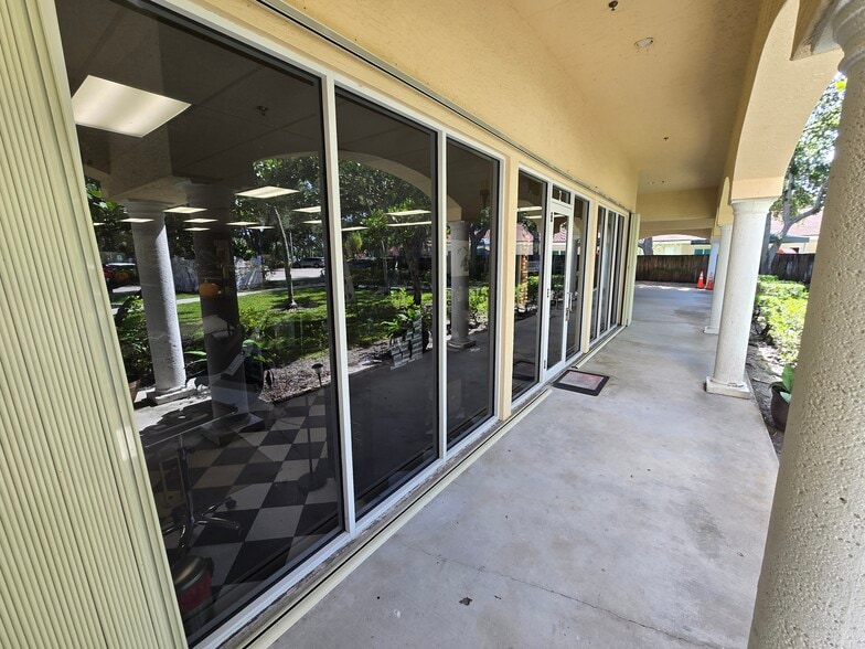 More Photos Of 4953 Le Chalet Blvd, Boynton Beach Storefront Retail Office For Lease