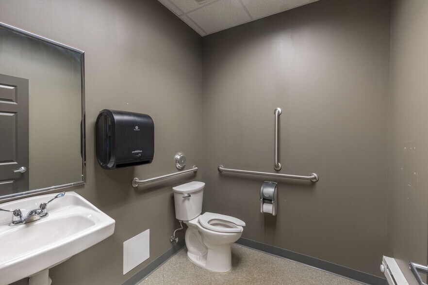 More Photos Of 9998 Gravois Rd, Saint Louis Freestanding For Lease