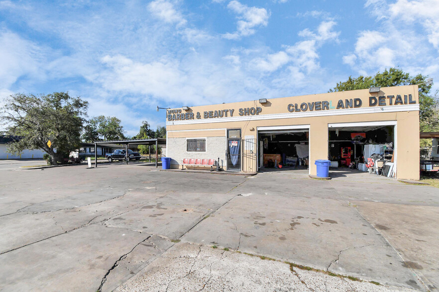 Primary Photo Of 11226 Cullen Blvd, Houston Auto Repair For Sale