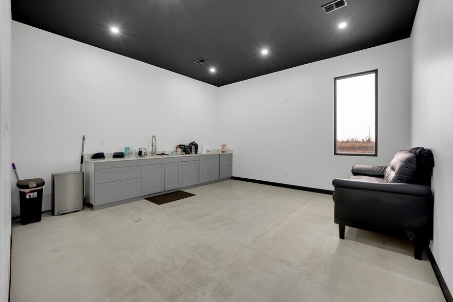 More Photos Of 22800 Highway H, Sedalia Manufacturing For Sale