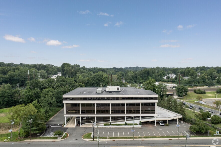 More Photos Of 510 Thornall St, Edison Office For Lease