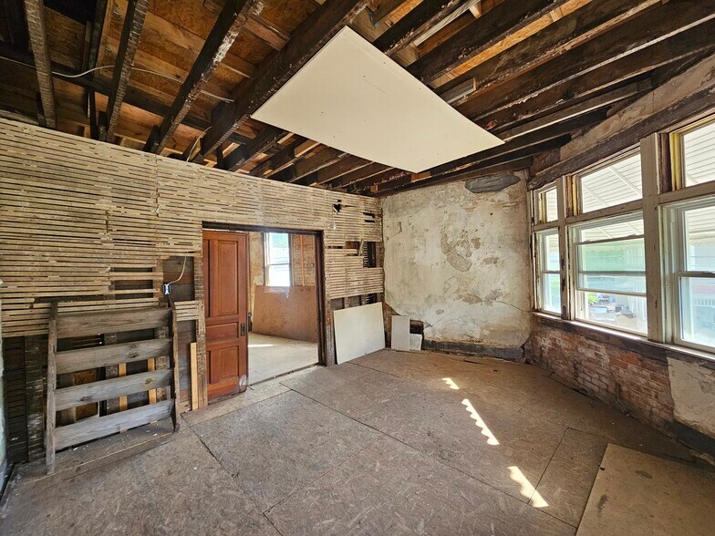 More Photos Of 5700 Highland Ave, Cincinnati Storefront Retail Residential For Sale