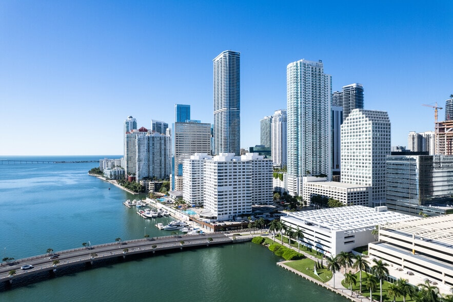 More Photos Of 1001 Brickell Bay Dr, Miami Office For Lease