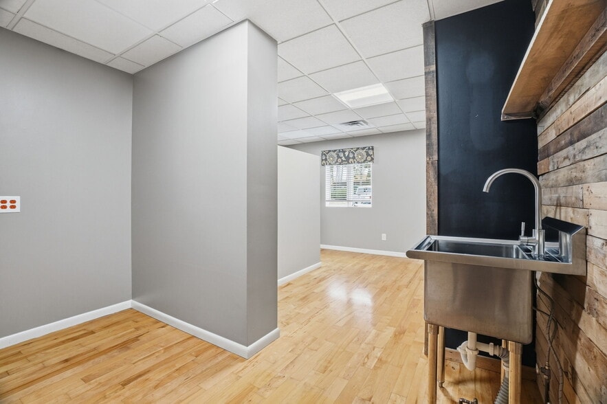 More Photos Of 16821 Park Circle Dr, Chagrin Falls Office For Sale
