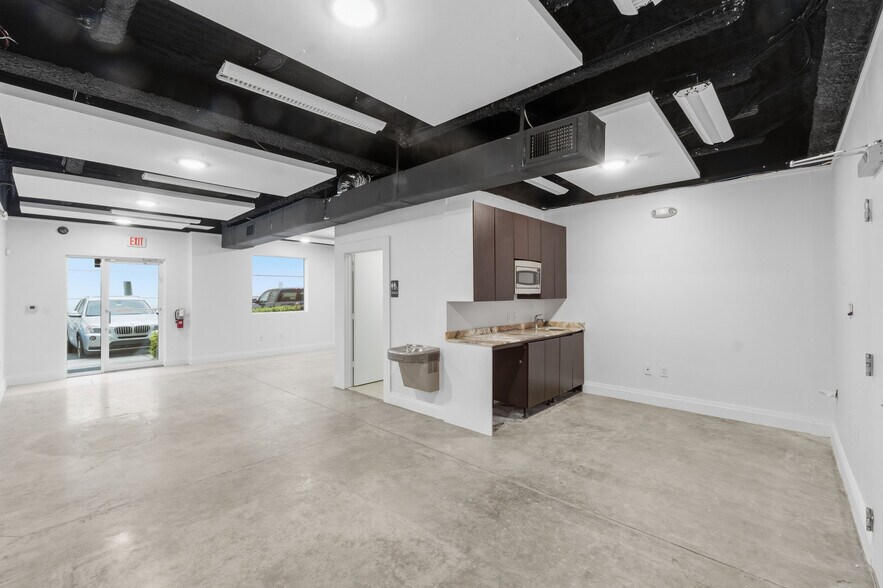 More Photos Of 1039-1039 NW 31st Ave, Pompano Beach Manufacturing For Lease
