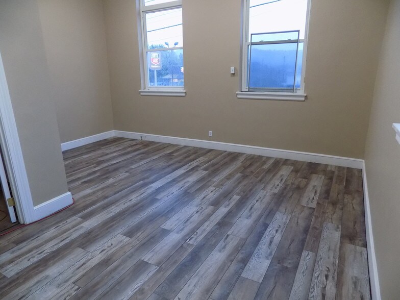 More Photos Of 121 Jefferson Ave, Moundsville Showroom For Lease