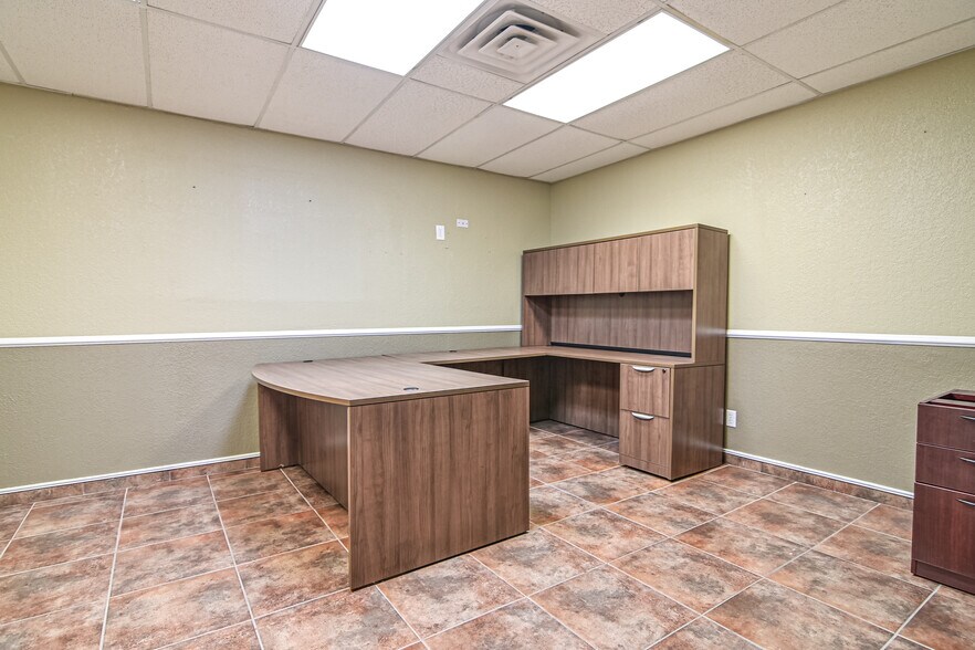 More Photos Of 1501 N Fairgrounds Rd, Midland Office For Sale