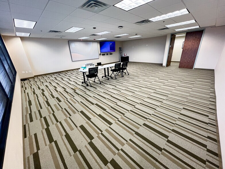 More Photos Of 500 W Illinois Ave, Midland Office For Lease