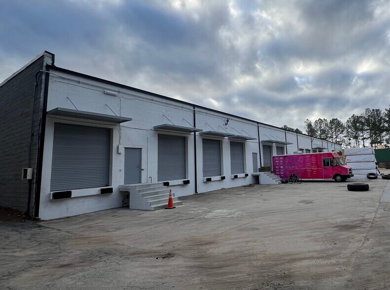 More Photos Of 2501-2513 Park Central Blvd, Decatur Warehouse For Lease