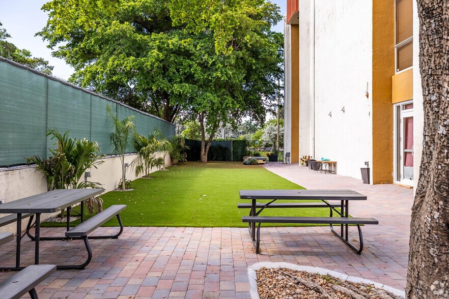 More Photos Of 540 NW 165th St, Miami Office For Lease