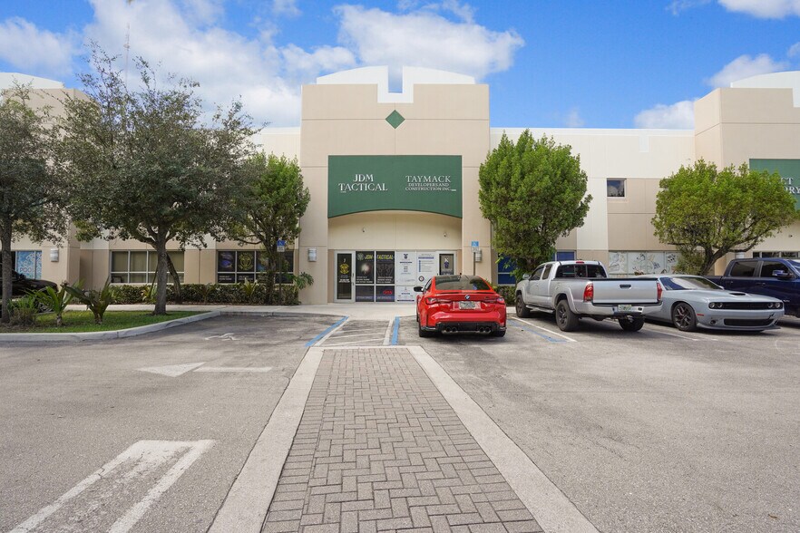 More Photos Of 10101 Lantana Rd, Lake Worth Showroom For Sale