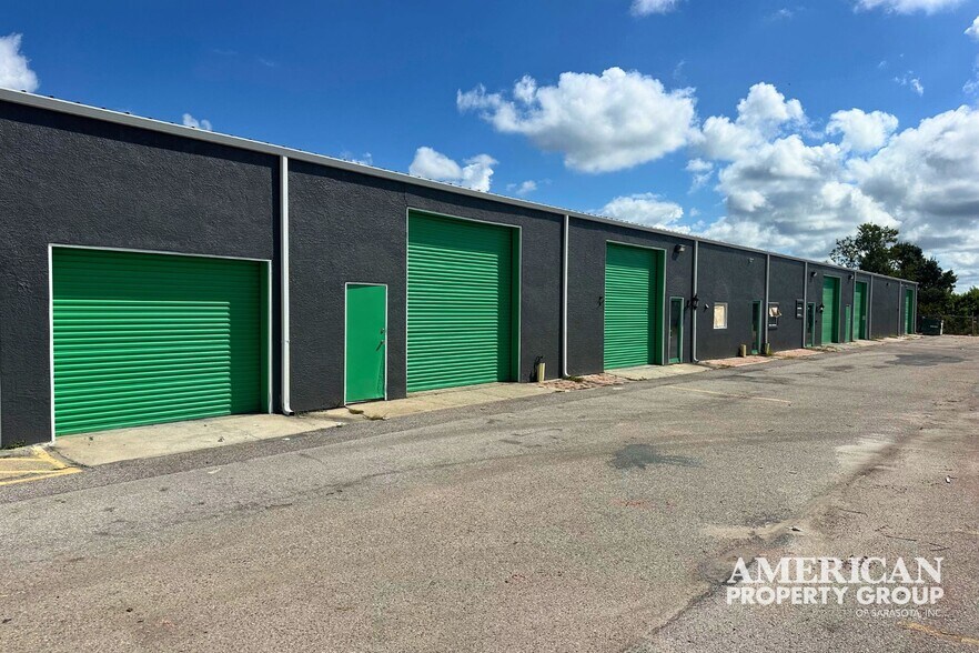 More Photos Of 6805 33rd St E, Sarasota Warehouse For Lease