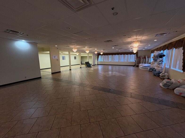 More Photos Of 11521 E Skelly Dr, Tulsa Restaurant For Lease