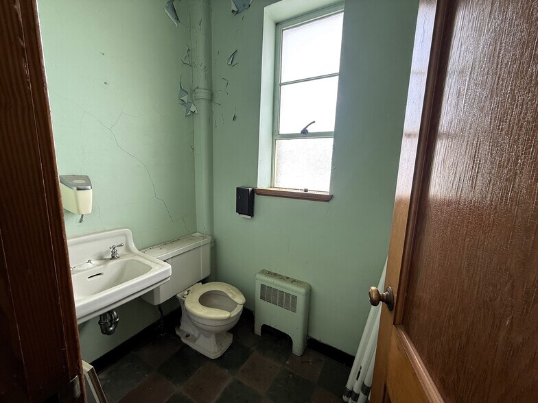 More Photos Of 33328 Main St, Townville Manufacturing For Sale