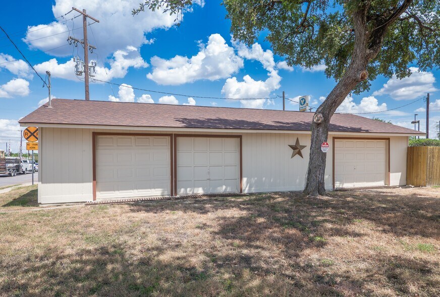 More Photos Of 1702 Lone Oak Dr, Leander Flex For Sale
