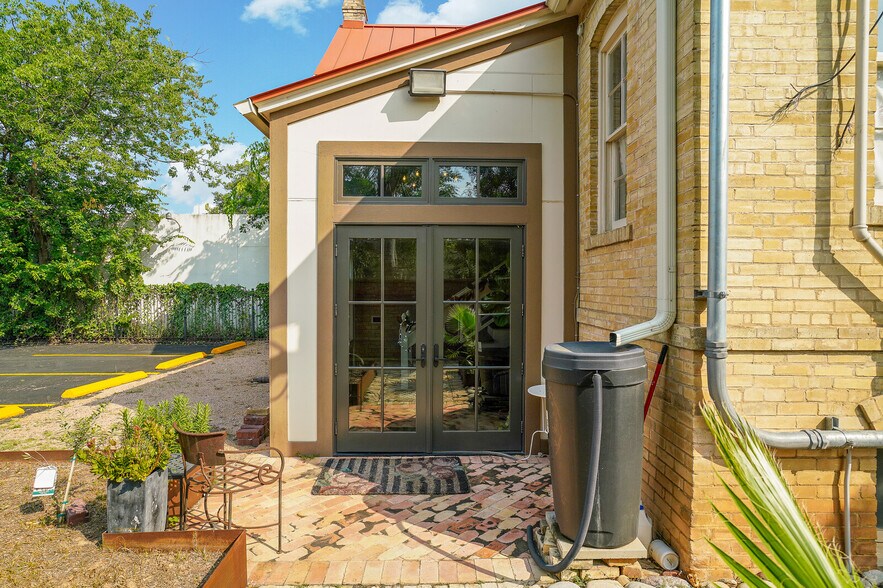 More Photos Of 411 6th St, San Antonio Office Residential For Lease
