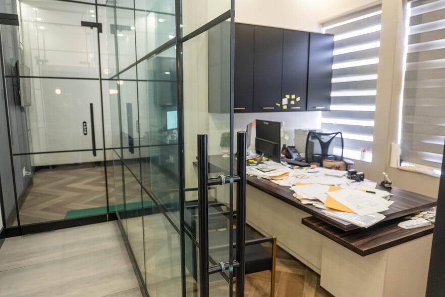 More Photos Of 2565 Steeles Ave E, Brampton General Retail For Sale