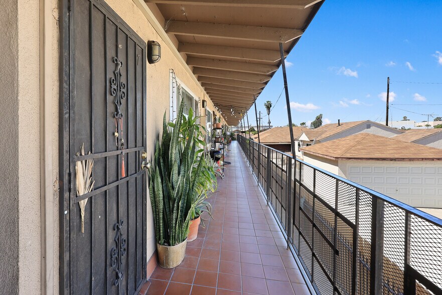 More Photos Of 5913 Greenwood Ave, Commerce Apartments For Sale