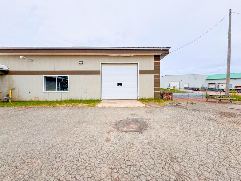 More Photos Of 511 Ferdinand Blvd, Dieppe Showroom For Lease