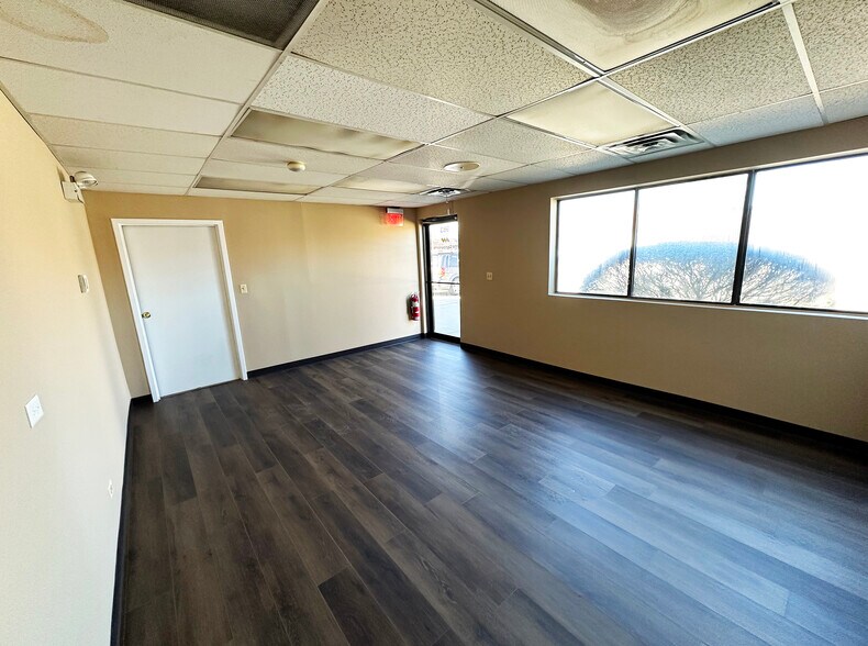 More Photos Of 989 Pauly Dr, Elk Grove Village Warehouse For Lease
