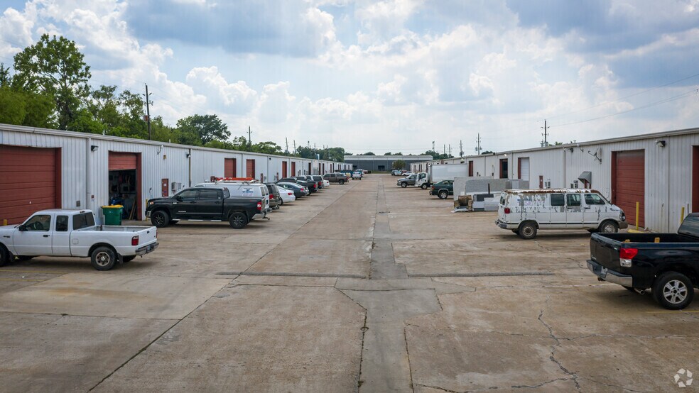 More Photos Of 6030-6040 Brittmoore Rd, Houston Warehouse For Lease