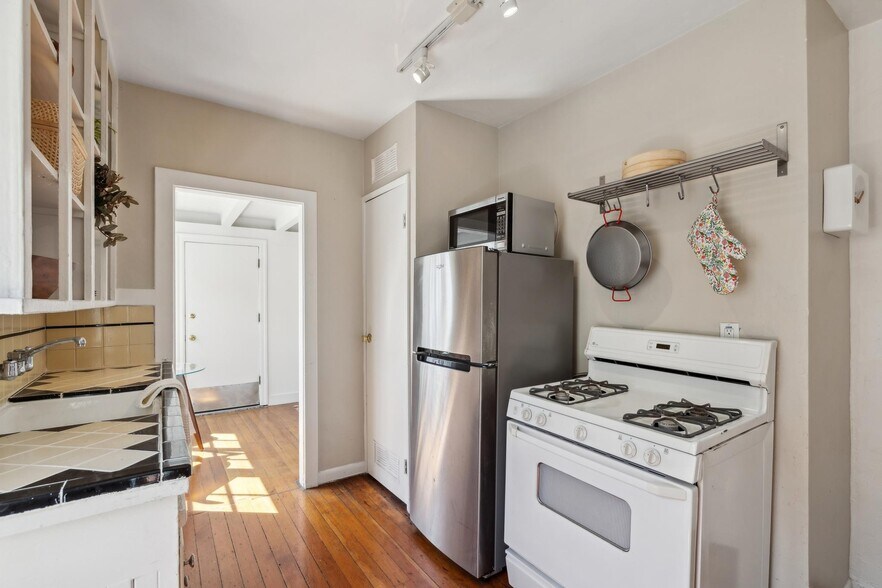 More Photos Of 449 37th St, Oakland Apartments For Sale