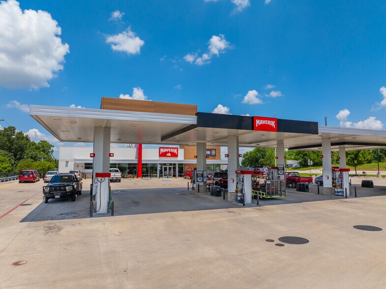 More Photos Of 305 W South St, Ozark Convenience Store For Sale