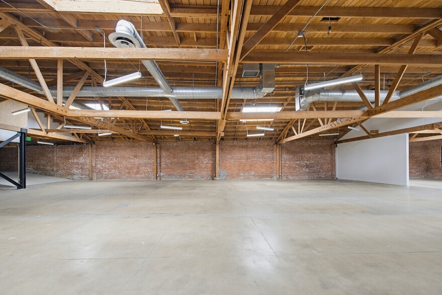 More Photos Of 2210 W Temple St, Los Angeles Showroom For Lease