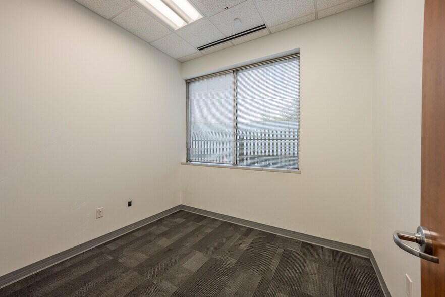 More Photos Of 5555 Northwest Pky, San Antonio Office For Lease