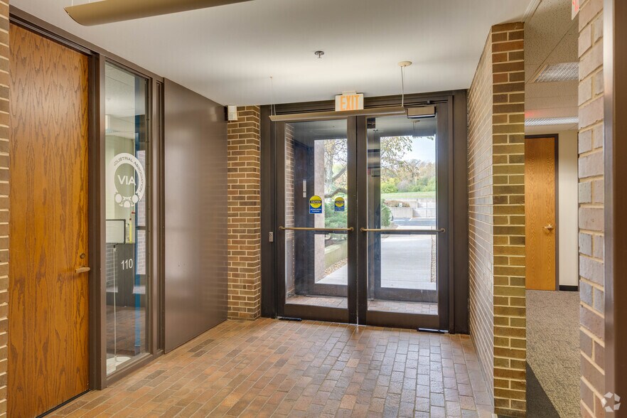 More Photos Of 2000 S Batavia Ave, Geneva Office For Lease