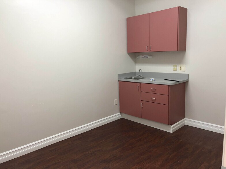 More Photos Of 407-409 39th St, Union City Medical For Lease